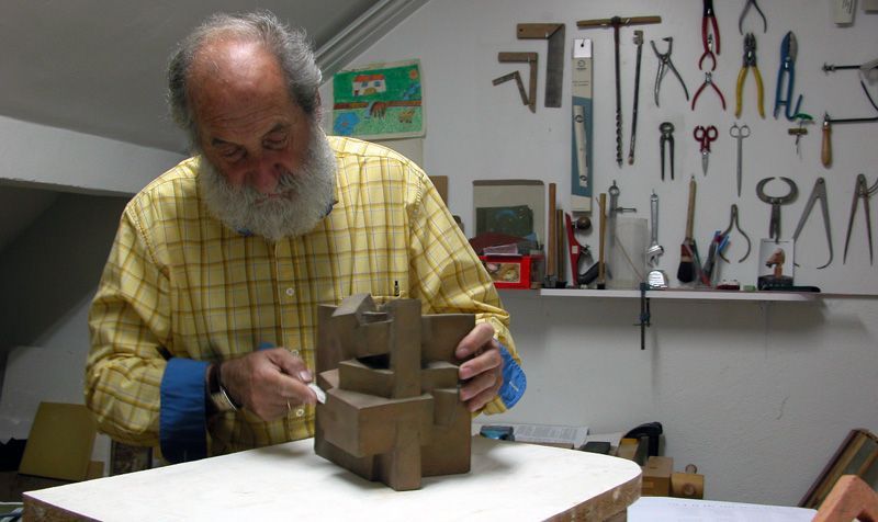 Luis Alonso M trabajando con su escultura